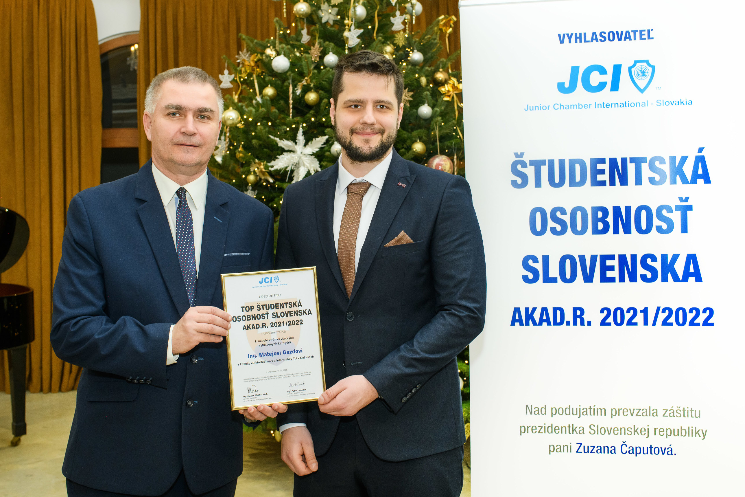 Študentská osobnosť Slovenska 2021/2022 Matej Gazda z FEI TUKE a výkonný predseda JCI Slovakia Marián Meško.