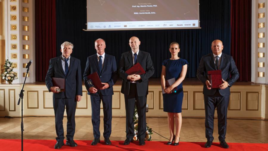 Laureates of the Scientist of the Year of the SR 2020 award. Left to right: RNDr. Imrich Barák, DrSc.; prof. Ing. Marián Peciar, PhD.; RNDr. Boris Klempa, DrSc.; RNDr. Ing. Katarína Kaľavská, PhD.; Dr. h. c. prof. Ing. Michal Cehlár, PhD.Photo by Marián Zelenák, CVTI SR